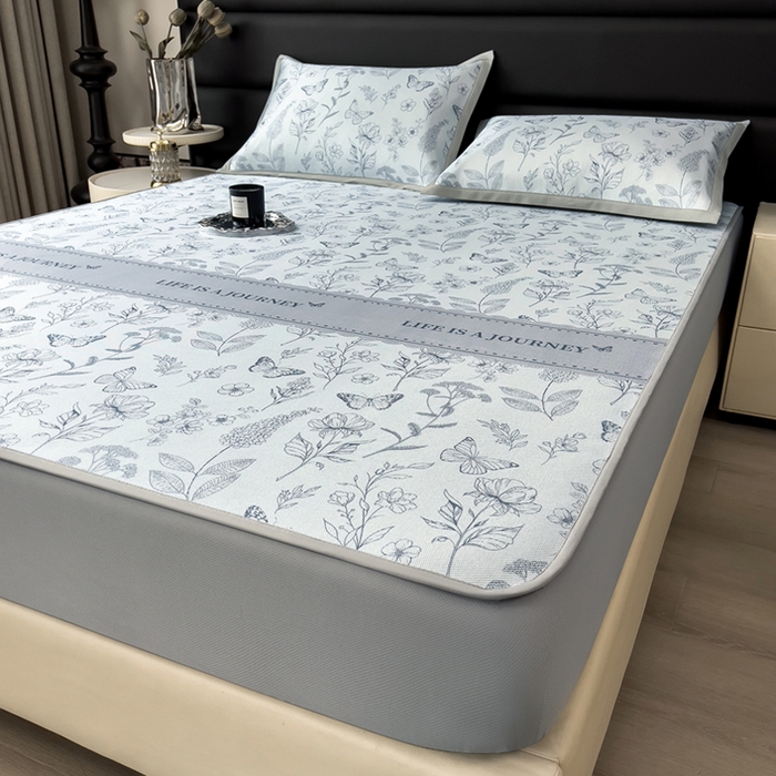 91家纺网 家纺一手货源 找家纺 全季家居 2025新款A类花卉系列数码印花冰藤席凉席席子 蝶舞秘境-浅蓝 床笠