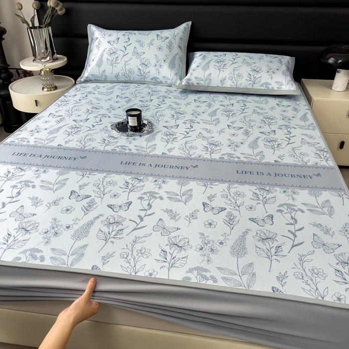 91家纺网 家纺一手货源 找家纺 全季家居 2025新款A类花卉系列数码印花冰藤席凉席席子 蝶舞秘境-浅蓝 床笠