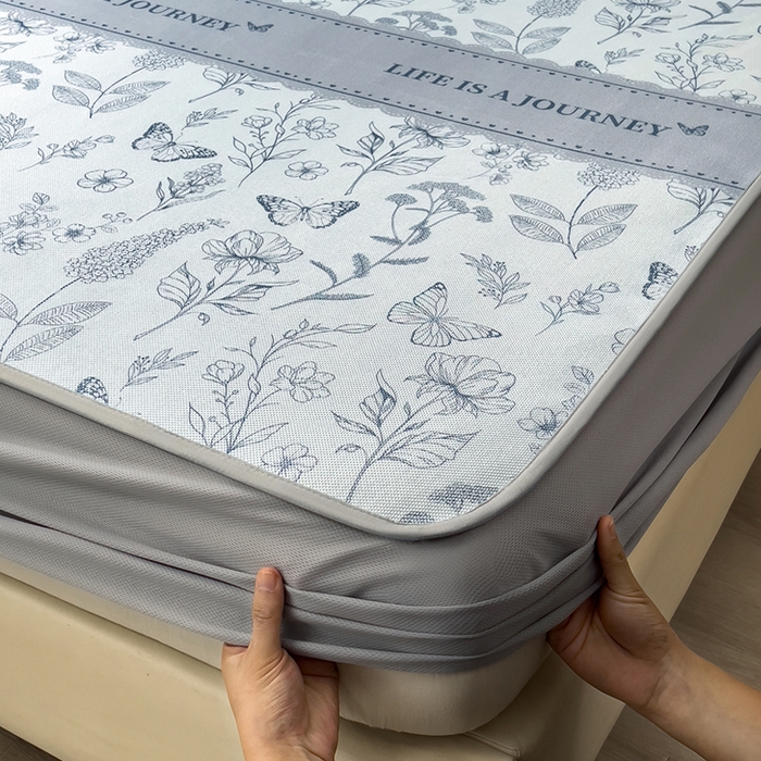 91家纺网 家纺一手货源 找家纺 全季家居 2025新款A类花卉系列数码印花冰藤席凉席席子 蝶舞秘境-浅蓝 床笠