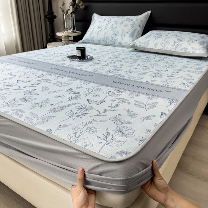 91家纺网 家纺一手货源 找家纺 全季家居 2025新款A类花卉系列数码印花冰藤席凉席席子 蝶舞秘境-浅蓝 床笠