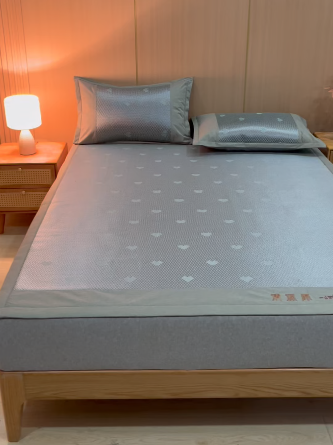 91家纺网 家纺一手货源 找家纺 全季家居 2025新款A类抗菌防螨清凉提花冰藤席凉席席子 爱心-水绿 床席