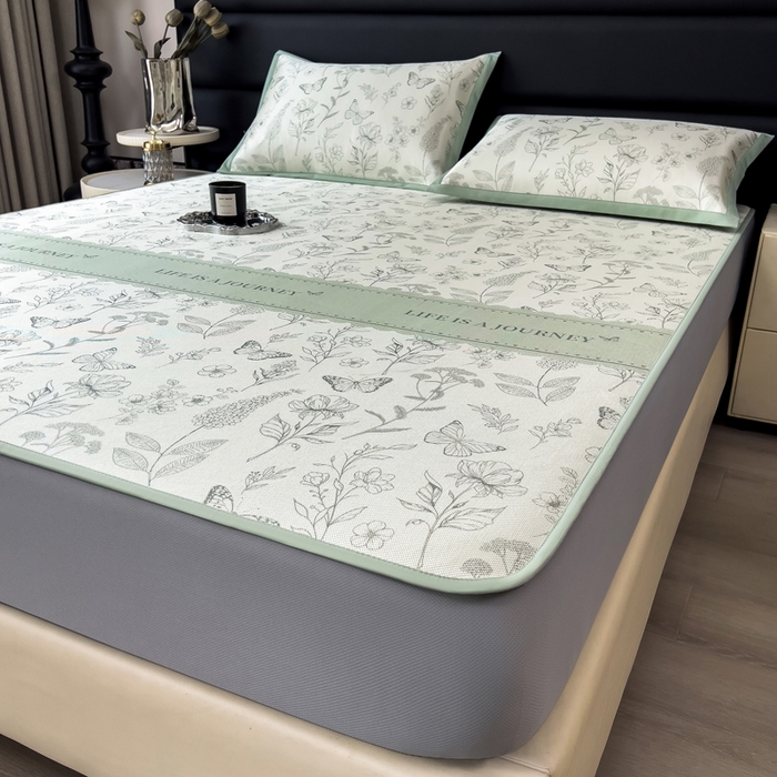 91家纺网 家纺一手货源 找家纺 全季家居 2025新款A类花卉系列数码印花冰藤席凉席席子 蝶舞秘境-水绿 床笠