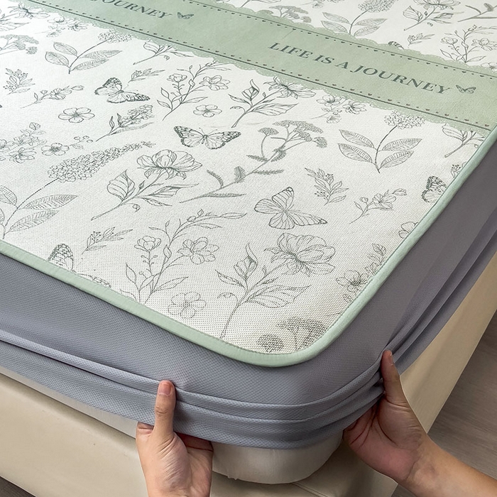 91家纺网 家纺一手货源 找家纺 全季家居 2025新款A类花卉系列数码印花冰藤席凉席席子 蝶舞秘境-水绿 床笠