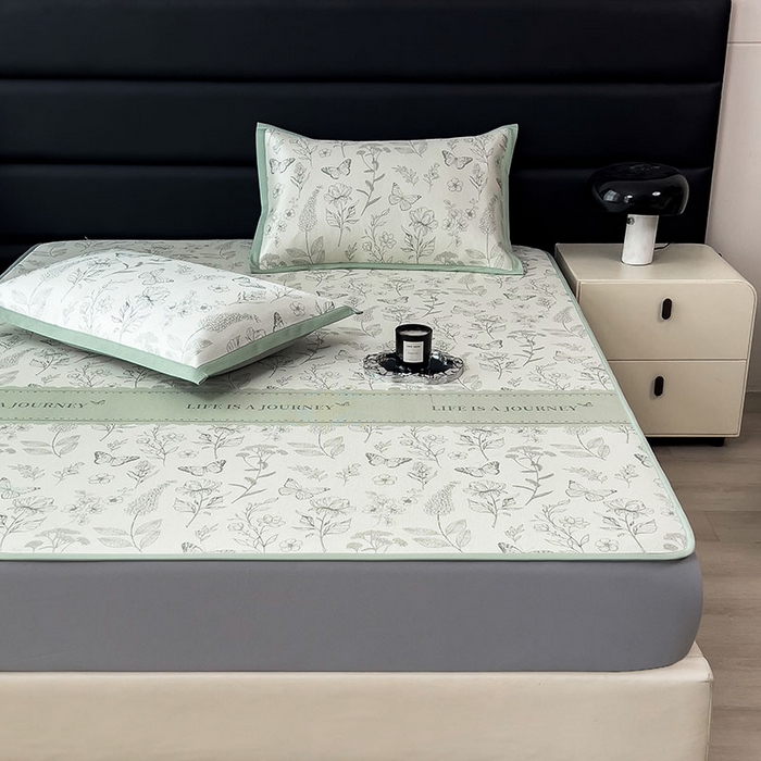 91家纺网 家纺一手货源 找家纺 全季家居 2025新款A类花卉系列数码印花冰藤席凉席席子 蝶舞秘境-水绿 床笠