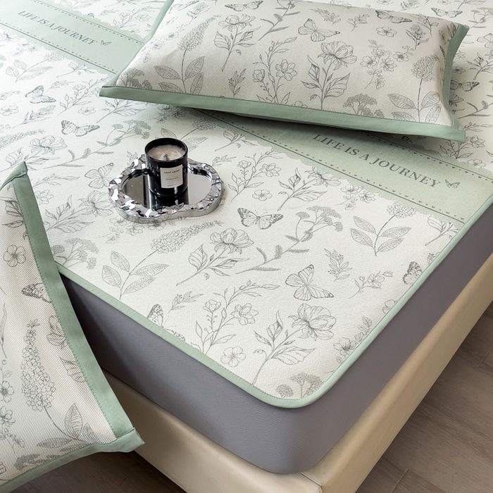 91家纺网 家纺一手货源 找家纺 全季家居 2025新款A类花卉系列数码印花冰藤席凉席席子 蝶舞秘境-水绿 床笠