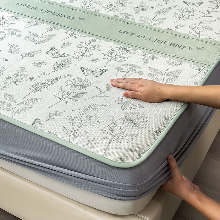 91家纺网 家纺一手货源 找家纺 全季家居 2025新款A类花卉系列数码印花冰藤席凉席席子 蝶舞秘境-水绿 床笠