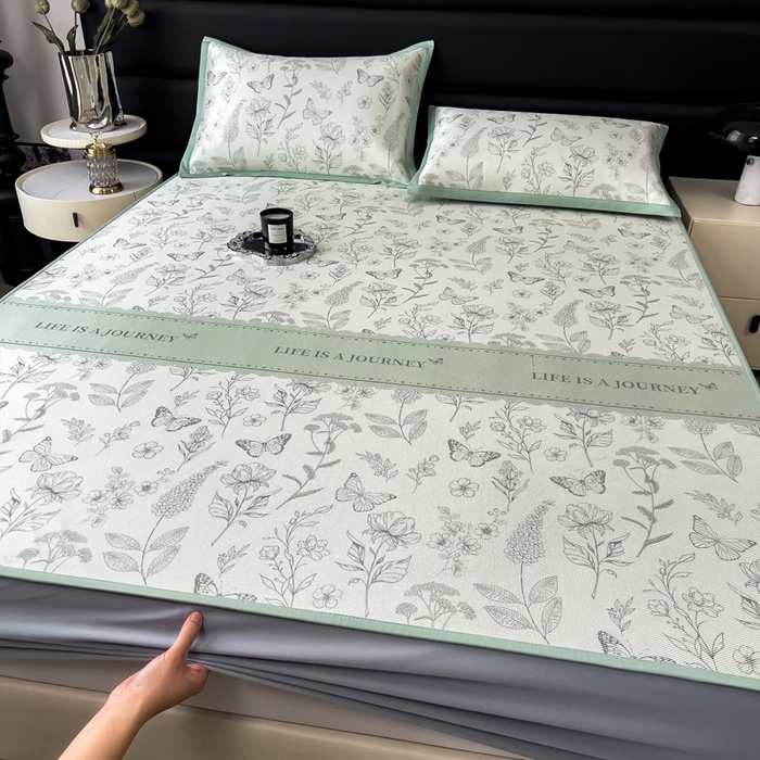 91家纺网 家纺一手货源 找家纺 全季家居 2025新款A类花卉系列数码印花冰藤席凉席席子 蝶舞秘境-水绿 床笠