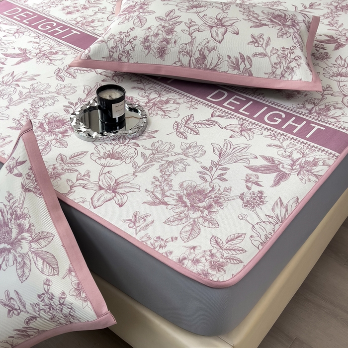 91家纺网 家纺一手货源 找家纺 全季家居 2025新款A类花卉系列数码印花冰藤席凉席席子 繁花物语-淡粉 床笠