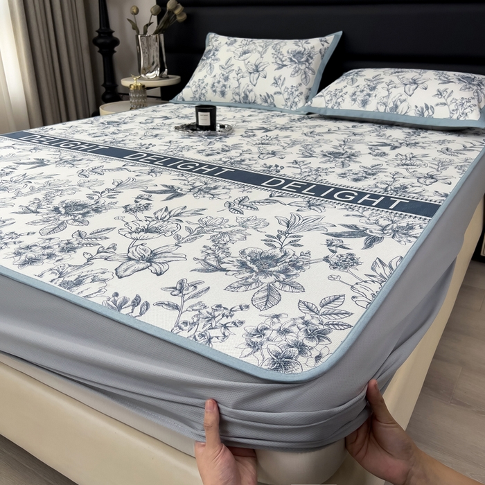 91家纺网 家纺一手货源 找家纺 全季家居 2025新款A类花卉系列数码印花冰藤席凉席席子 繁花物语-深蓝 床笠