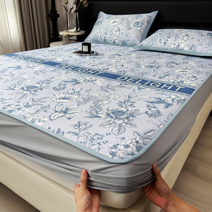 91家纺网 家纺一手货源 找家纺 全季家居 2025新款A类花卉系列数码印花冰藤席凉席席子 繁花物语-天蓝 床笠