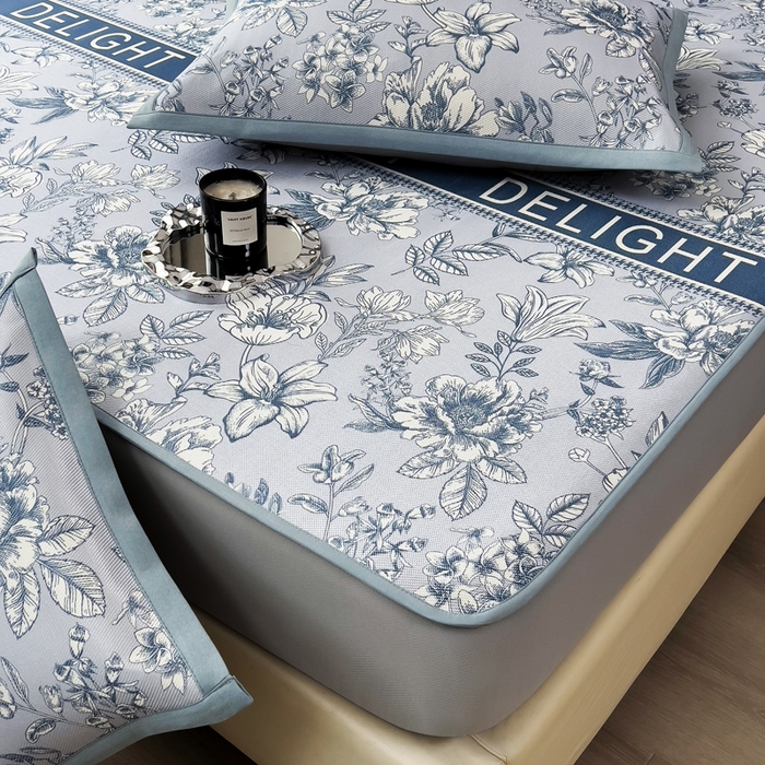 91家纺网 家纺一手货源 找家纺 全季家居 2025新款A类花卉系列数码印花冰藤席凉席席子 繁花物语-天蓝 床笠