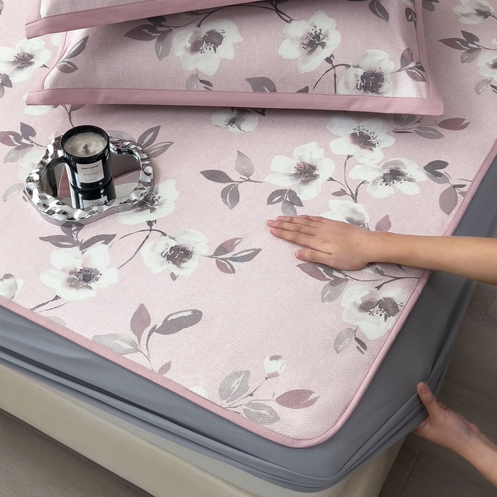 91家纺网 家纺一手货源 找家纺 全季家居 2025新款A类花卉系列数码印花冰藤席凉席席子 花漫舞曲-淡粉 床笠