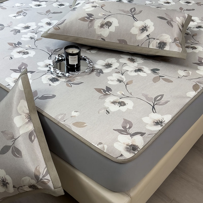 91家纺网 家纺一手货源 找家纺 全季家居 2025新款A类花卉系列数码印花冰藤席凉席席子 花漫舞曲-浅咖 床笠