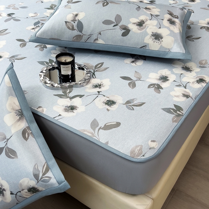 91家纺网 家纺一手货源 找家纺 全季家居 2025新款A类花卉系列数码印花冰藤席凉席席子 花漫舞曲-天蓝 床笠