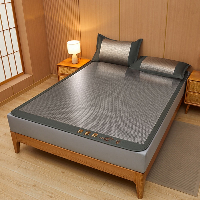 91家纺网 家纺一手货源 找家纺 全季家居 2025新款A类抗菌防螨清凉提花冰藤席凉席席子 若兮-烟灰 床笠