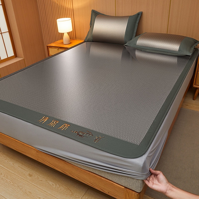 91家纺网 家纺一手货源 找家纺 全季家居 2025新款A类抗菌防螨清凉提花冰藤席凉席席子 若兮-烟灰 床笠