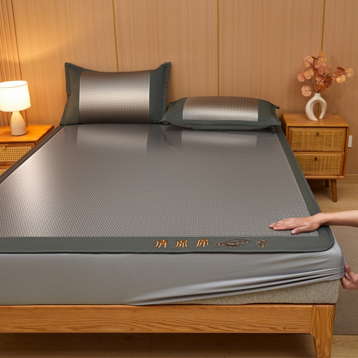 91家纺网 家纺一手货源 找家纺 全季家居 2025新款A类抗菌防螨清凉提花冰藤席凉席席子 若兮-烟灰 床笠