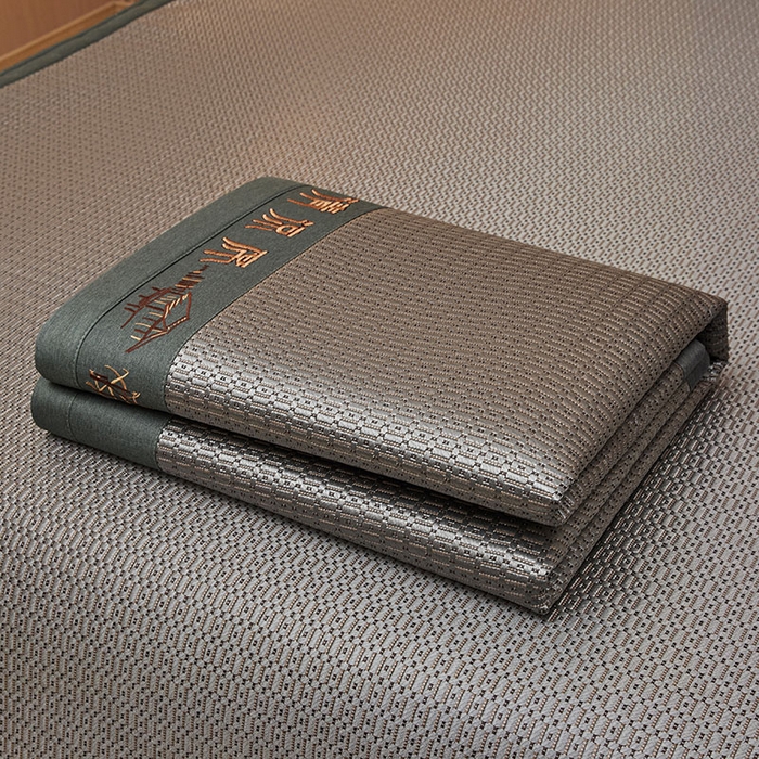 91家纺网 家纺一手货源 找家纺 全季家居 2025新款A类抗菌防螨清凉提花冰藤席凉席席子 若兮-烟灰 床笠