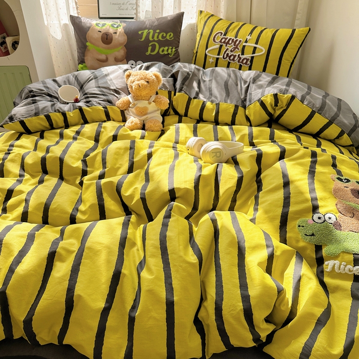 91家纺网 家纺一手货源 找家纺 丽涵家纺 2025新款全棉纯棉13372数码印花毛巾绣四件套 卡皮巴拉