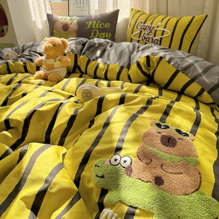 91家纺网 家纺一手货源 找家纺 丽涵家纺 2025新款全棉纯棉13372数码印花毛巾绣四件套 卡皮巴拉