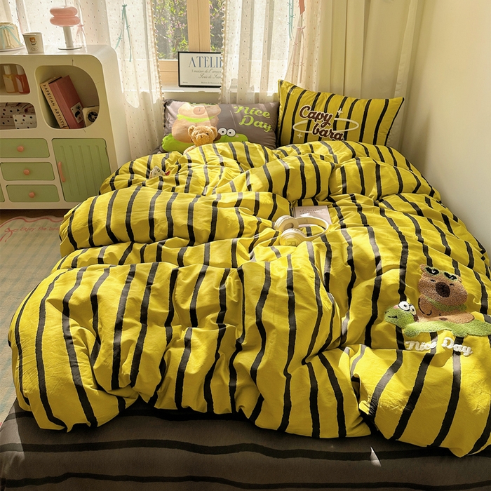 91家纺网 家纺一手货源 找家纺 丽涵家纺 2025新款全棉纯棉13372数码印花毛巾绣四件套 卡皮巴拉