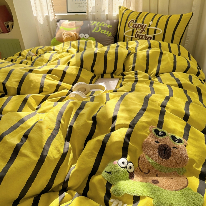 91家纺网 家纺一手货源 找家纺 丽涵家纺 2025新款全棉纯棉13372数码印花毛巾绣四件套 卡皮巴拉