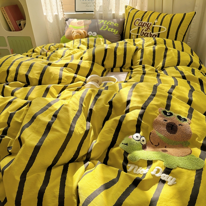 91家纺网 家纺一手货源 找家纺 丽涵家纺 2025新款全棉纯棉13372数码印花毛巾绣四件套 卡皮巴拉