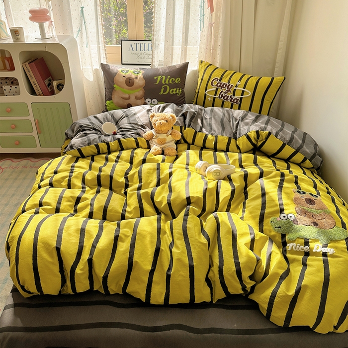 91家纺网 家纺一手货源 找家纺 丽涵家纺 2025新款全棉纯棉13372数码印花毛巾绣四件套 卡皮巴拉