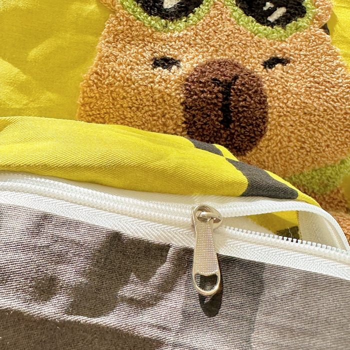 91家纺网 家纺一手货源 找家纺 丽涵家纺 2025新款全棉纯棉13372数码印花毛巾绣四件套 卡皮巴拉