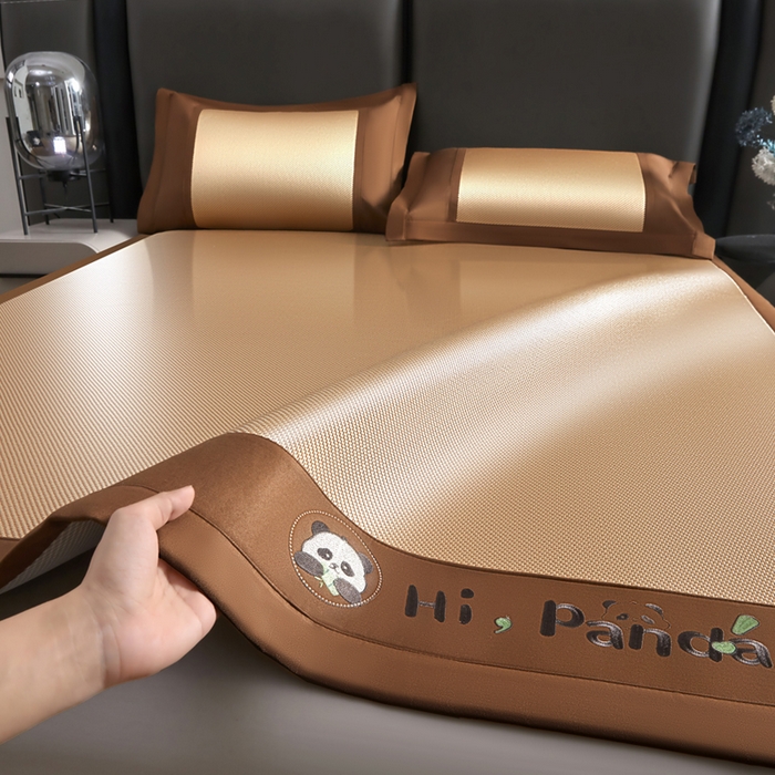 91家纺网 家纺一手货源 找家纺 全季家居 2025新款A类抗菌防螨贪吃熊猫系列冰藤席凉席席子 金咖 床席