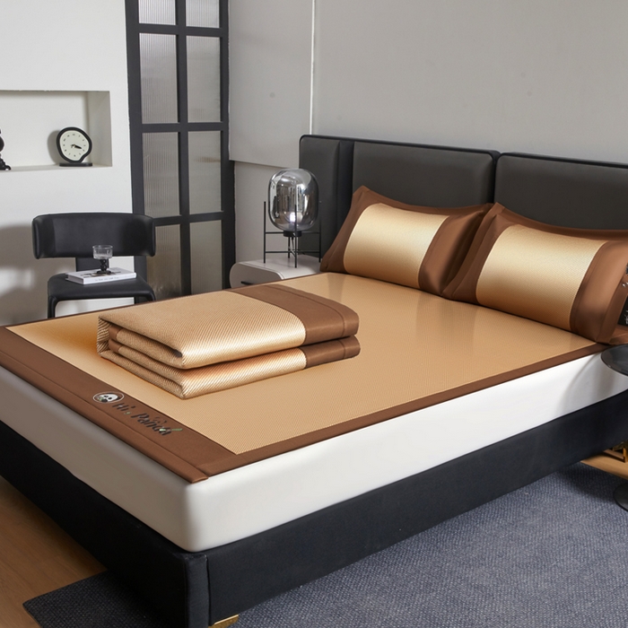 91家纺网 家纺一手货源 找家纺 全季家居 2025新款A类抗菌防螨贪吃熊猫系列冰藤席凉席席子 金咖 床席