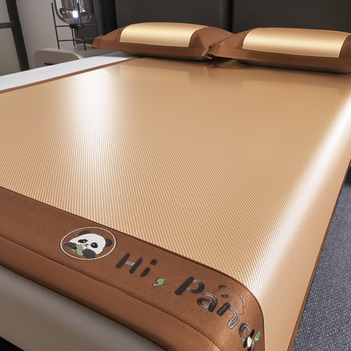 91家纺网 家纺一手货源 找家纺 全季家居 2025新款A类抗菌防螨贪吃熊猫系列冰藤席凉席席子 金咖 床席