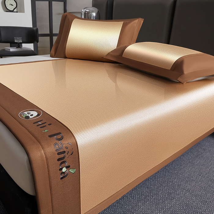 91家纺网 家纺一手货源 找家纺 全季家居 2025新款A类抗菌防螨贪吃熊猫系列冰藤席凉席席子 金咖 床席