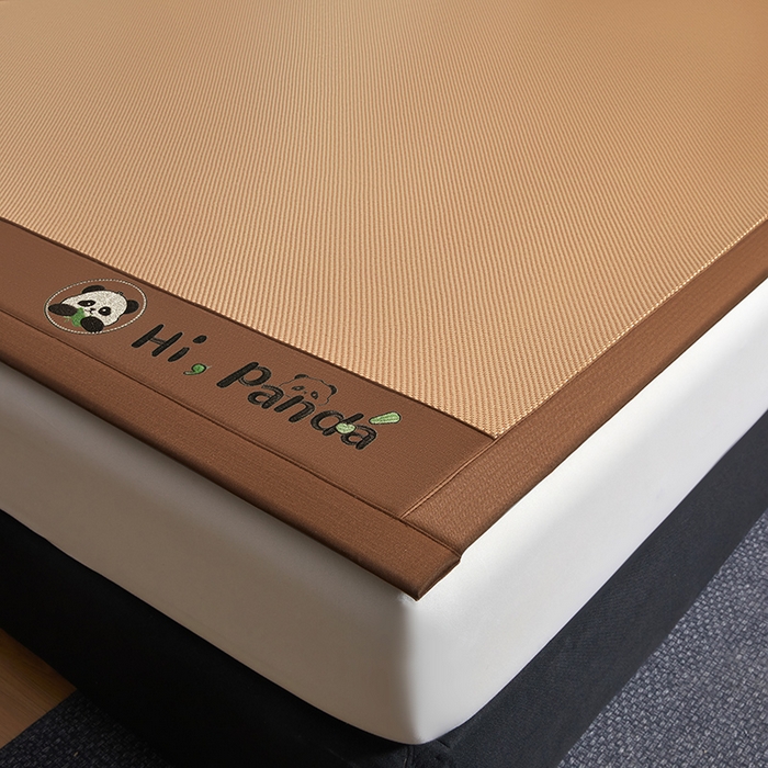 91家纺网 家纺一手货源 找家纺 全季家居 2025新款A类抗菌防螨贪吃熊猫系列冰藤席凉席席子 金咖 床席