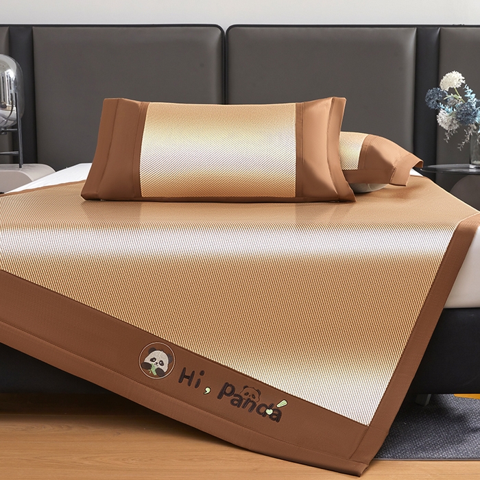 91家纺网 家纺一手货源 找家纺 全季家居 2025新款A类抗菌防螨贪吃熊猫系列冰藤席凉席席子 金咖 床席