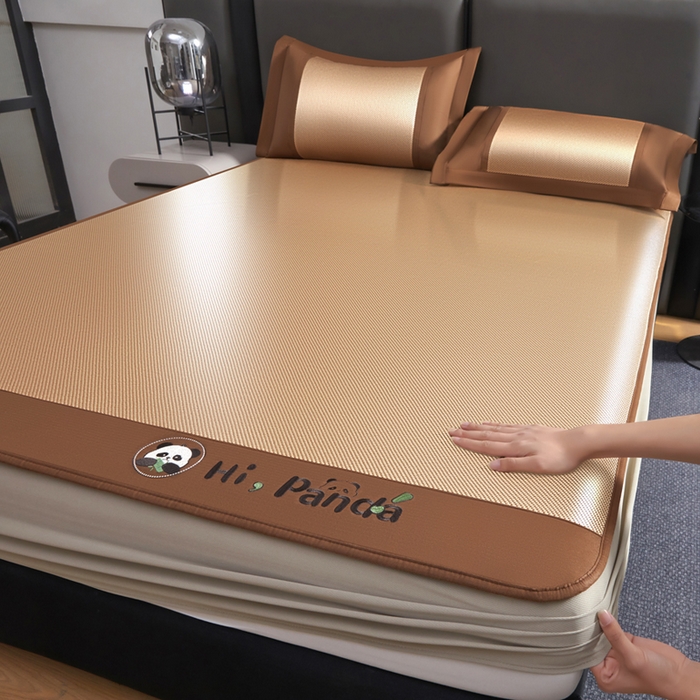 91家纺网 家纺一手货源 找家纺 全季家居 2025新款A类抗菌防螨贪吃熊猫系列冰藤席凉席席子 金咖 床笠