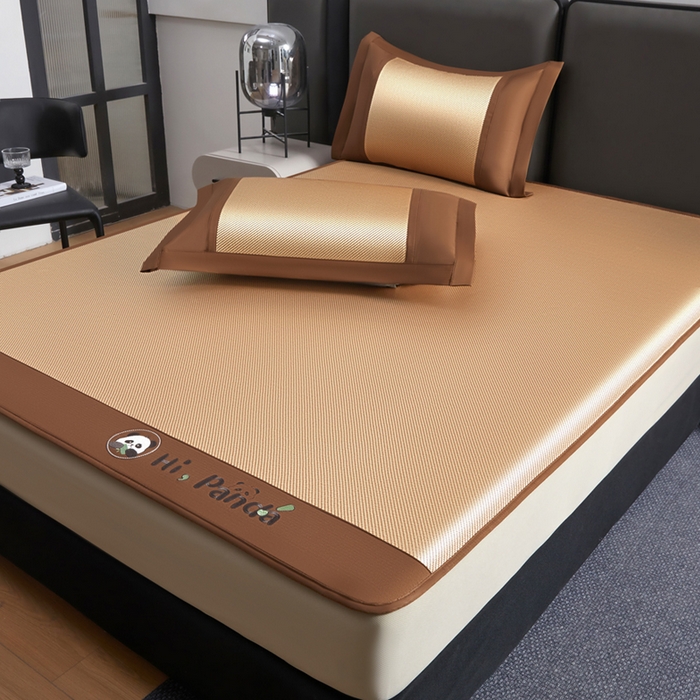 91家纺网 家纺一手货源 找家纺 全季家居 2025新款A类抗菌防螨贪吃熊猫系列冰藤席凉席席子 金咖 床笠