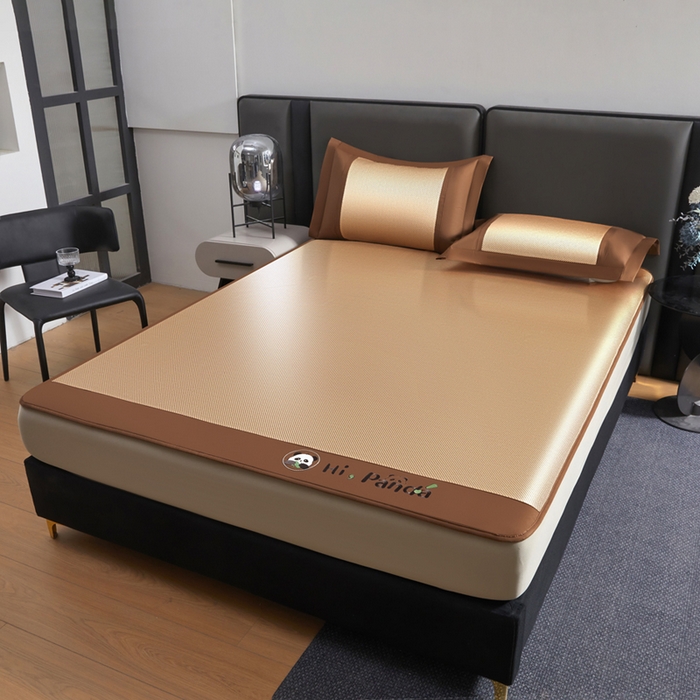 91家纺网 家纺一手货源 找家纺 全季家居 2025新款A类抗菌防螨贪吃熊猫系列冰藤席凉席席子 金咖 床笠