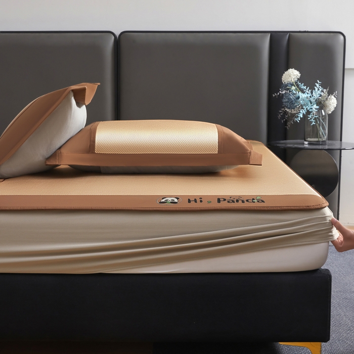 91家纺网 家纺一手货源 找家纺 全季家居 2025新款A类抗菌防螨贪吃熊猫系列冰藤席凉席席子 金咖 床笠