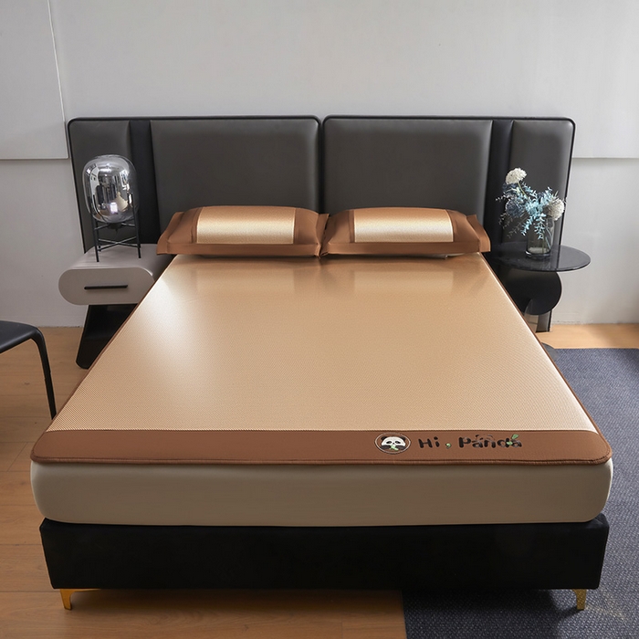 91家纺网 家纺一手货源 找家纺 全季家居 2025新款A类抗菌防螨贪吃熊猫系列冰藤席凉席席子 金咖 床笠