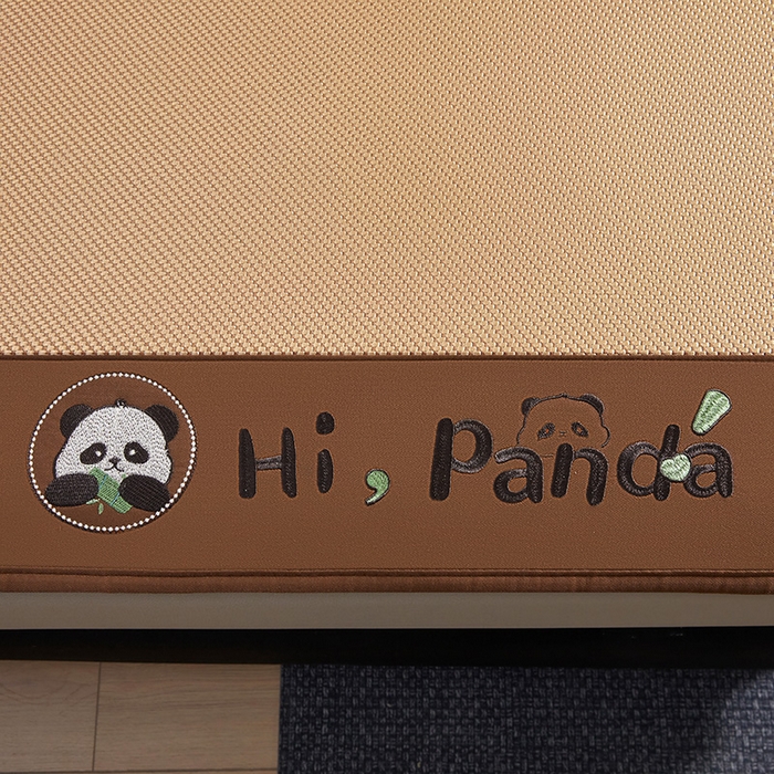 91家纺网 家纺一手货源 找家纺 全季家居 2025新款A类抗菌防螨贪吃熊猫系列冰藤席凉席席子 金咖 床笠