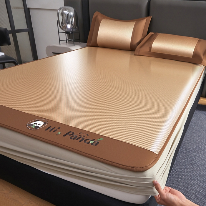 91家纺网 家纺一手货源 找家纺 全季家居 2025新款A类抗菌防螨贪吃熊猫系列冰藤席凉席席子 金咖 床笠