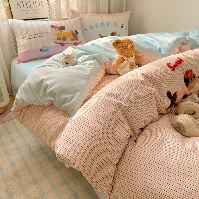 91家纺网 家纺一手货源 找家纺 丽涵家纺 2025新款全棉纯棉13372数码印花毛巾绣四件套 趣味甜狗