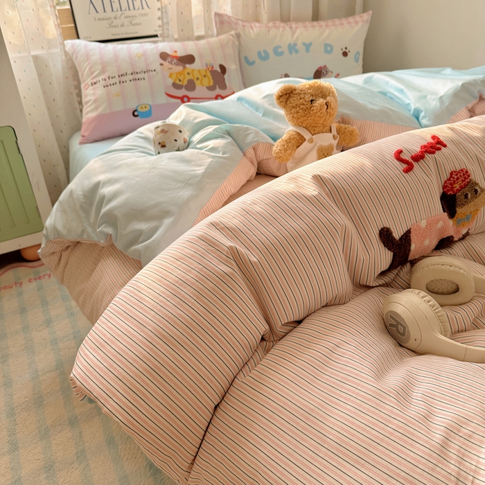 91家纺网 家纺一手货源 找家纺 丽涵家纺 2025新款全棉纯棉13372数码印花毛巾绣四件套 趣味甜狗