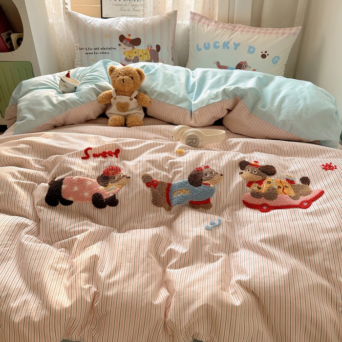 91家纺网 家纺一手货源 找家纺 丽涵家纺 2025新款全棉纯棉13372数码印花毛巾绣四件套 趣味甜狗