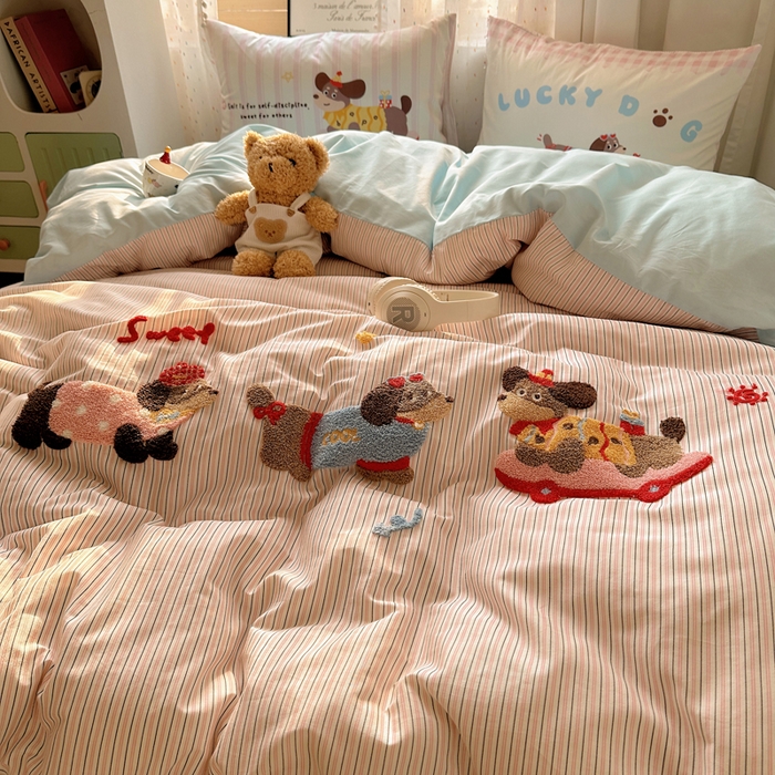 91家纺网 家纺一手货源 找家纺 丽涵家纺 2025新款全棉纯棉13372数码印花毛巾绣四件套 趣味甜狗