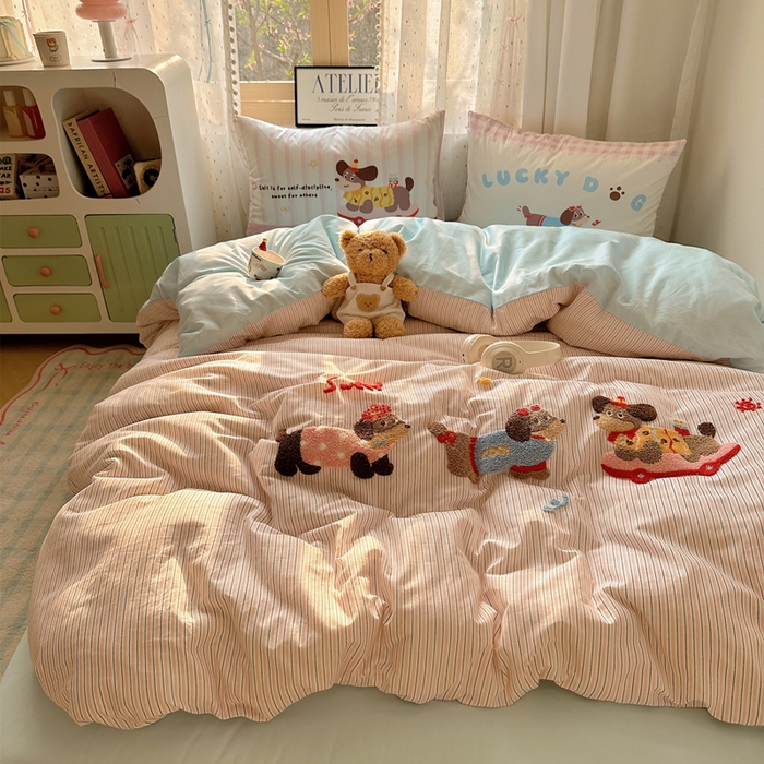 91家纺网 家纺一手货源 找家纺 丽涵家纺 2025新款全棉纯棉13372数码印花毛巾绣四件套 趣味甜狗