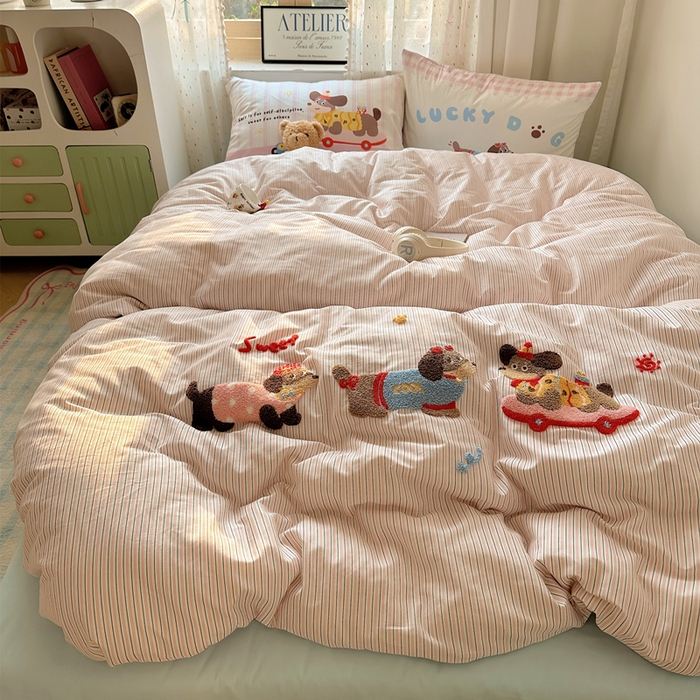 91家纺网 家纺一手货源 找家纺 丽涵家纺 2025新款全棉纯棉13372数码印花毛巾绣四件套 趣味甜狗