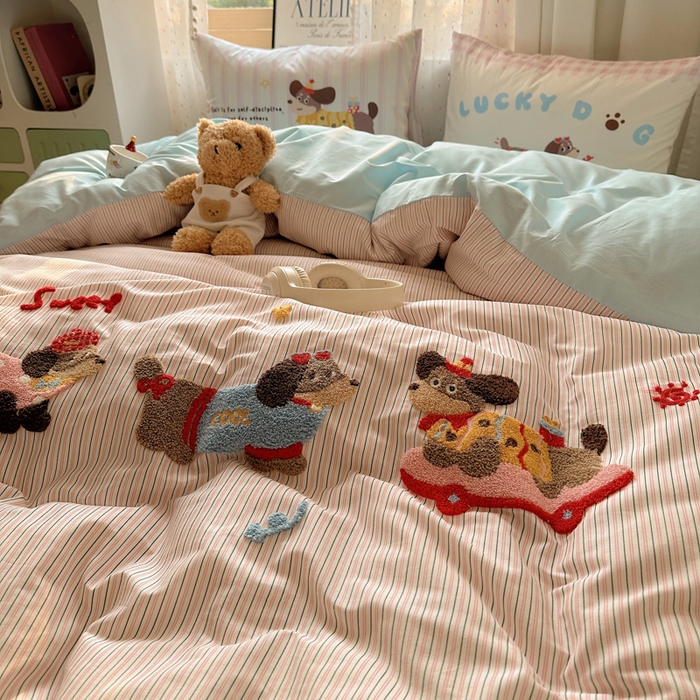 91家纺网 家纺一手货源 找家纺 丽涵家纺 2025新款全棉纯棉13372数码印花毛巾绣四件套 趣味甜狗