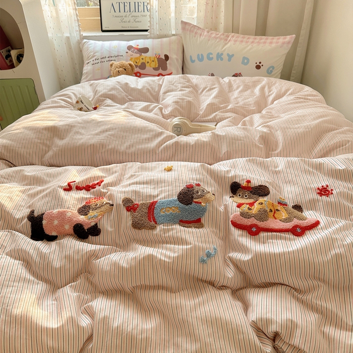 91家纺网 家纺一手货源 找家纺 丽涵家纺 2025新款全棉纯棉13372数码印花毛巾绣四件套 趣味甜狗